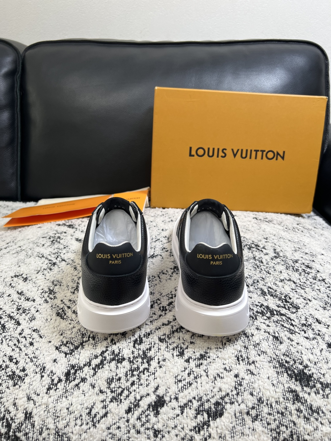 Lv  高品质  顶级工艺品  路易威登，运动板鞋专柜同步，鞋面意大利进口，高品质拼接缤纷色彩复杂工艺品，进口牛皮里垫柔