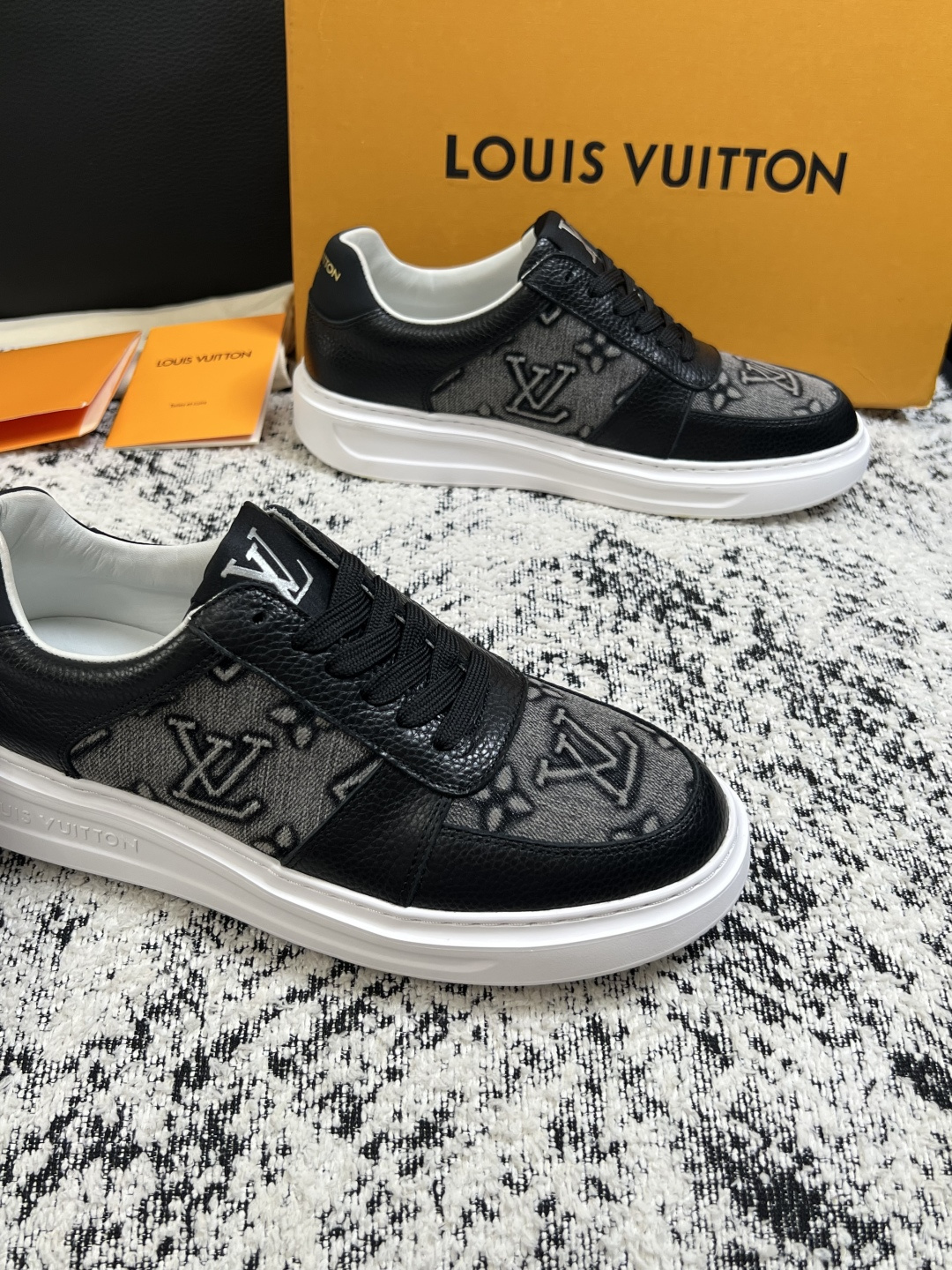 Lv  高品质  顶级工艺品  路易威登，运动板鞋专柜同步，鞋面意大利进口，高品质拼接缤纷色彩复杂工艺品，进口牛皮里垫柔