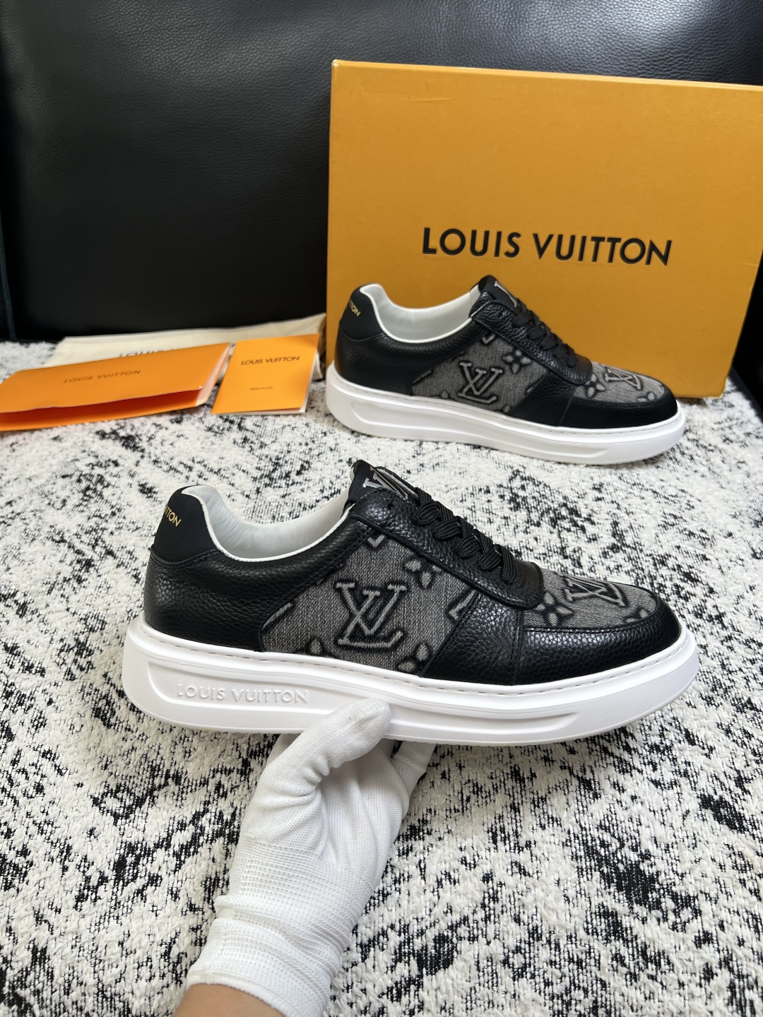 Lv  高品质  顶级工艺品  路易威登，运动板鞋专柜同步，鞋面意大利进口，高品质拼接缤纷色彩复杂工艺品，进口牛皮里垫柔