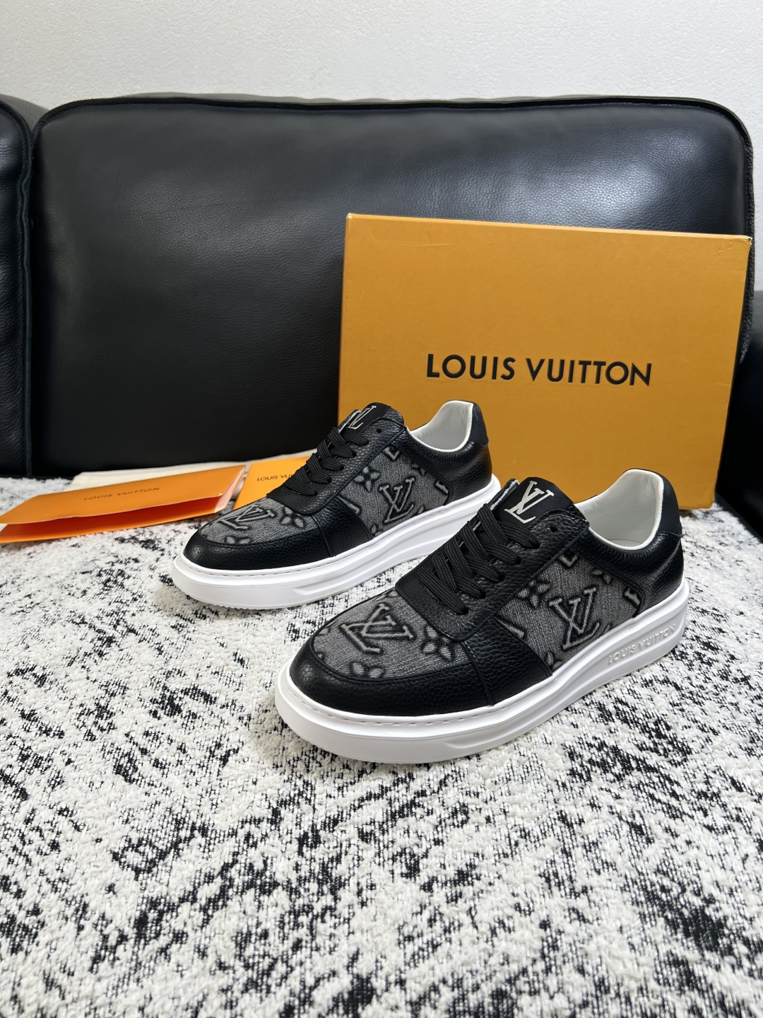 Lv  高品质  顶级工艺品  路易威登，运动板鞋专柜同步，鞋面意大利进口，高品质拼接缤纷色彩复杂工艺品，进口牛皮里垫柔