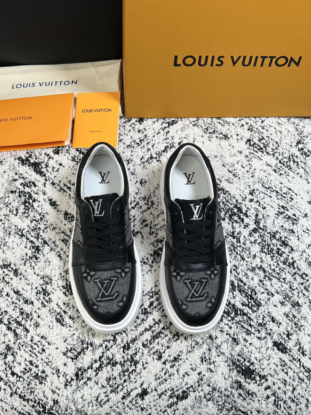 Lv  高品质  顶级工艺品  路易威登，运动板鞋专柜同步，鞋面意大利进口，高品质拼接缤纷色彩复杂工艺品，进口牛皮里垫柔