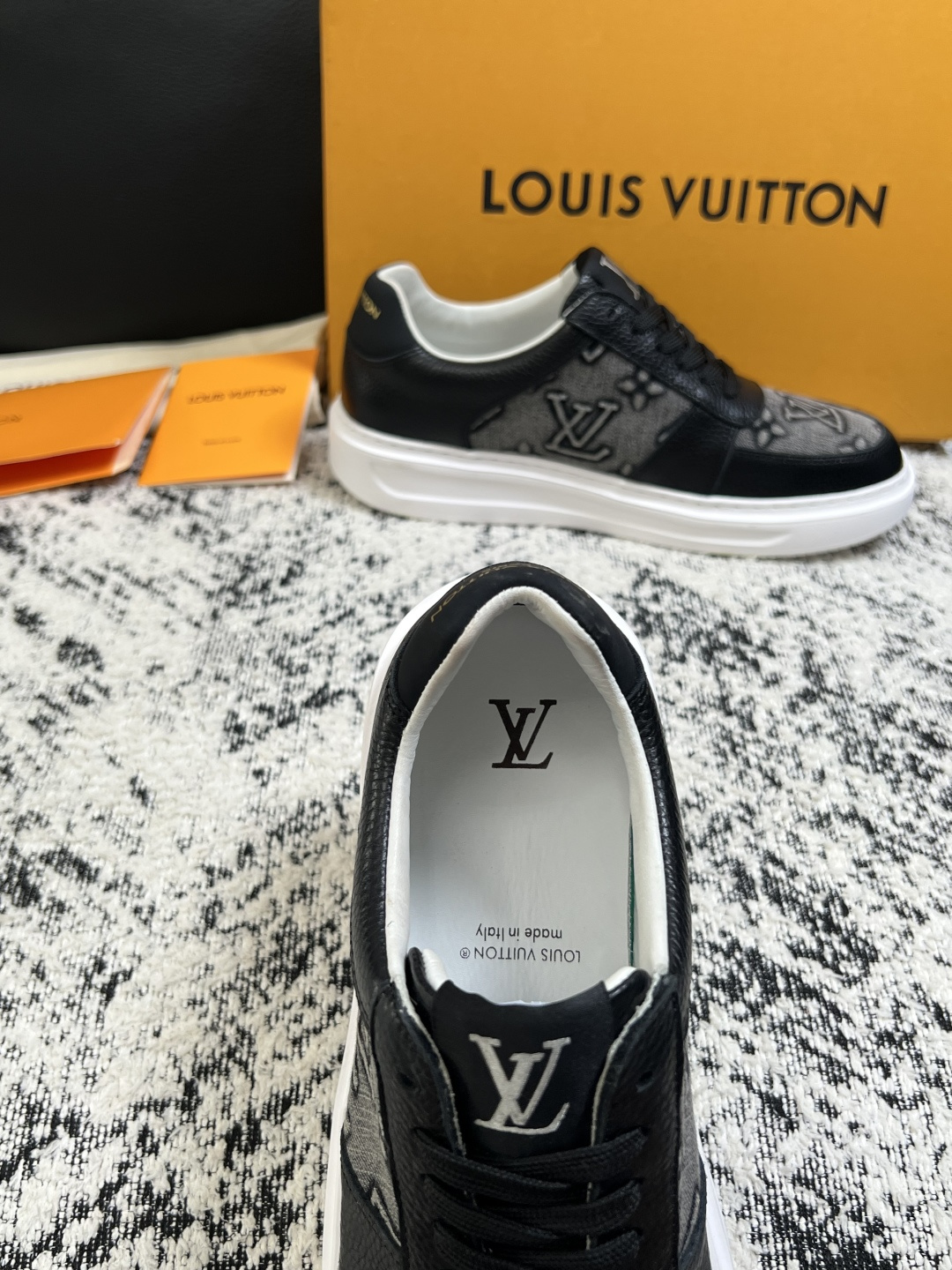 Lv  高品质  顶级工艺品  路易威登，运动板鞋专柜同步，鞋面意大利进口，高品质拼接缤纷色彩复杂工艺品，进口牛皮里垫柔