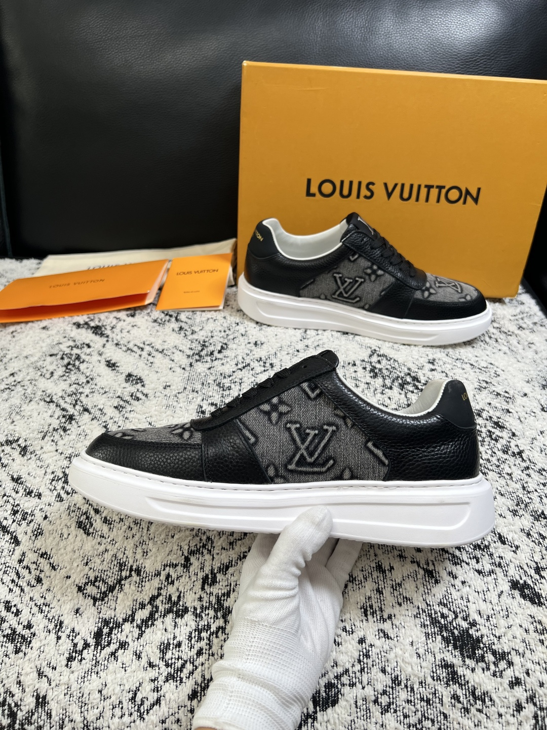 Lv  高品质  顶级工艺品  路易威登，运动板鞋专柜同步，鞋面意大利进口，高品质拼接缤纷色彩复杂工艺品，进口牛皮里垫柔