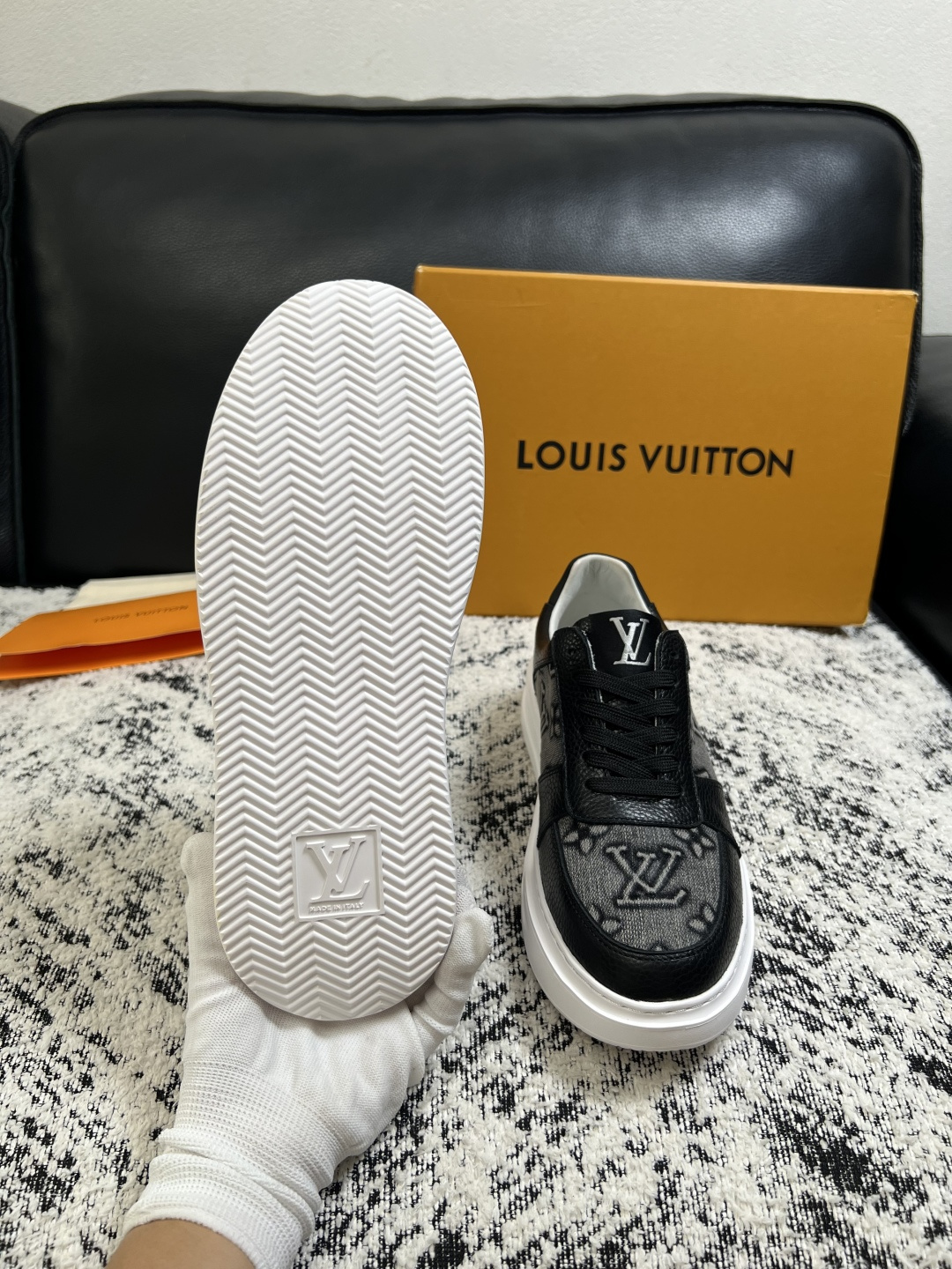 Lv  高品质  顶级工艺品  路易威登，运动板鞋专柜同步，鞋面意大利进口，高品质拼接缤纷色彩复杂工艺品，进口牛皮里垫柔