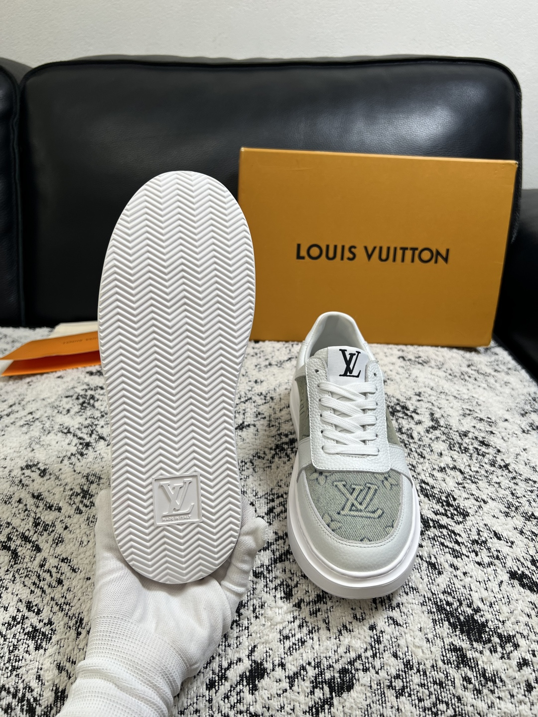 Lv  高品质  顶级工艺品  路易威登，运动板鞋专柜同步，鞋面意大利进口，高品质拼接缤纷色彩复杂工艺品，进口牛皮里垫柔