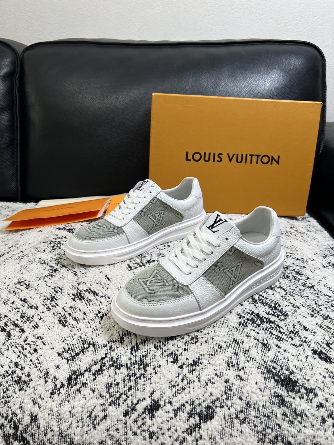 Lv  高品质  顶级工艺品  路易威登，运动板鞋专柜同步，鞋面意大利进口，高品质拼接缤纷色彩复杂工艺品，进口牛皮里垫柔