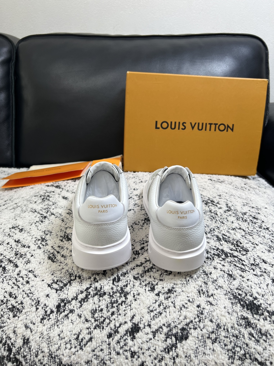 Lv  高品质  顶级工艺品  路易威登，运动板鞋专柜同步，鞋面意大利进口，高品质拼接缤纷色彩复杂工艺品，进口牛皮里垫柔