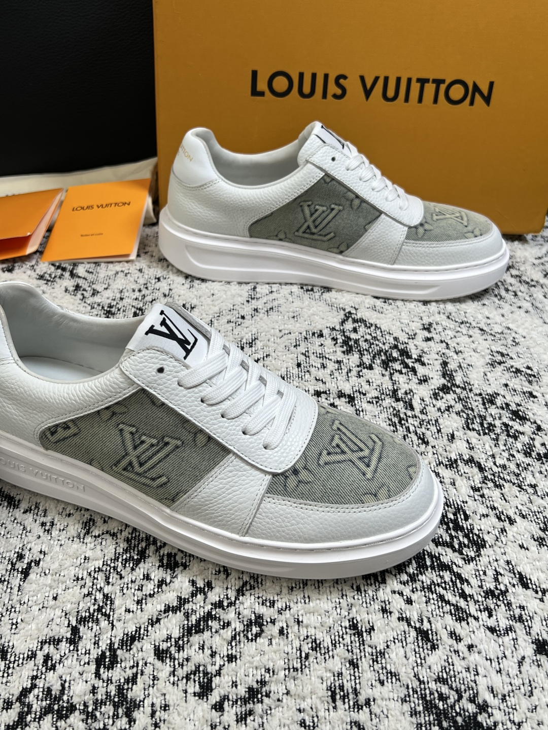 Lv  高品质  顶级工艺品  路易威登，运动板鞋专柜同步，鞋面意大利进口，高品质拼接缤纷色彩复杂工艺品，进口牛皮里垫柔