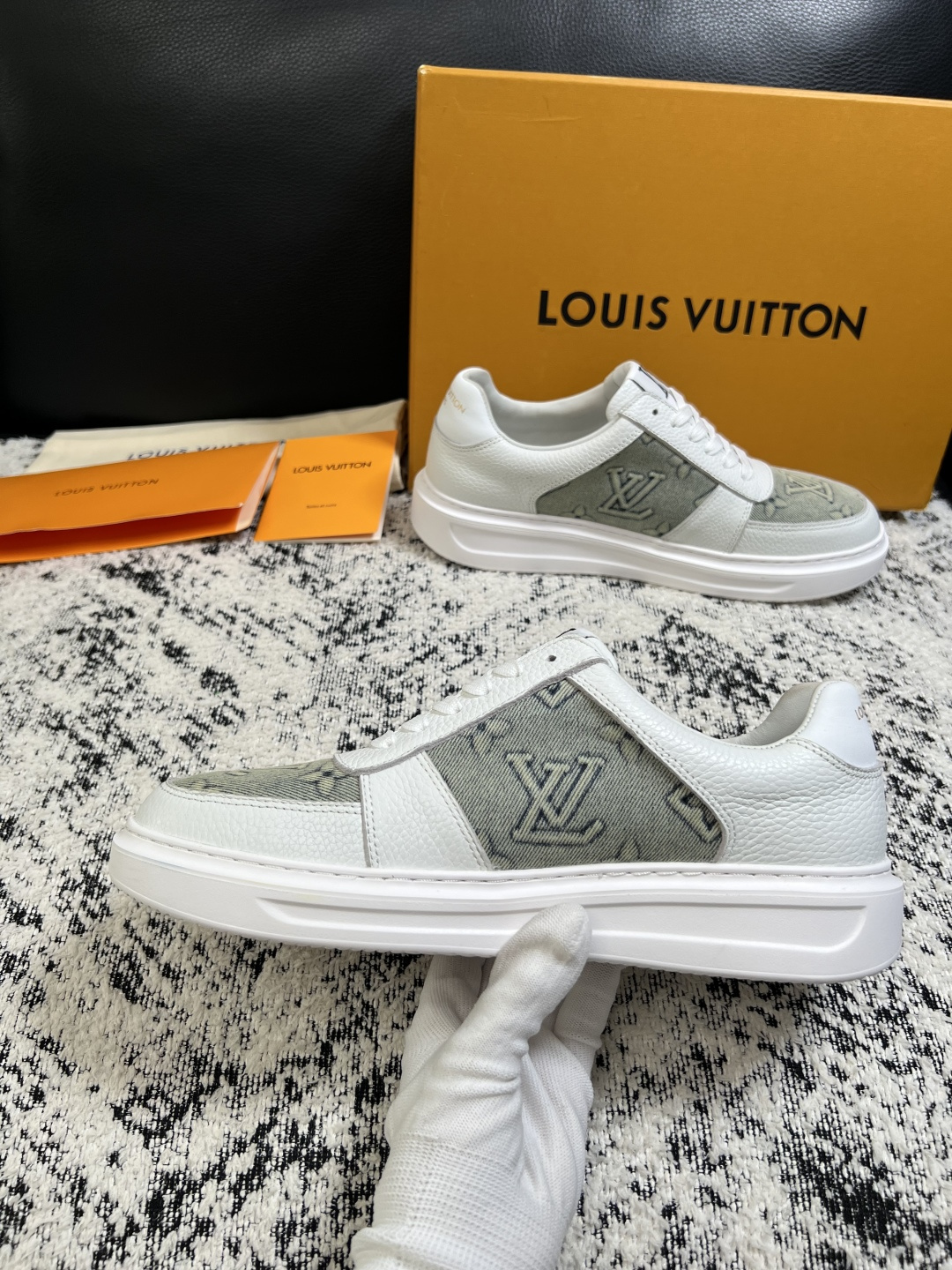 Lv  高品质  顶级工艺品  路易威登，运动板鞋专柜同步，鞋面意大利进口，高品质拼接缤纷色彩复杂工艺品，进口牛皮里垫柔