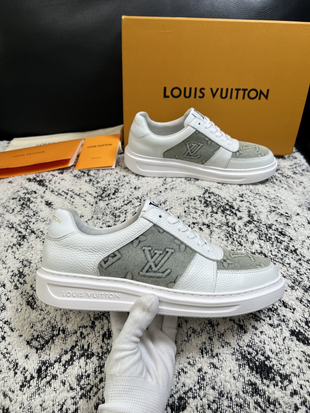 Lv  高品质  顶级工艺品  路易威登，运动板鞋专柜同步，鞋面意大利进口，高品质拼接缤纷色彩复杂工艺品，进口牛皮里垫柔