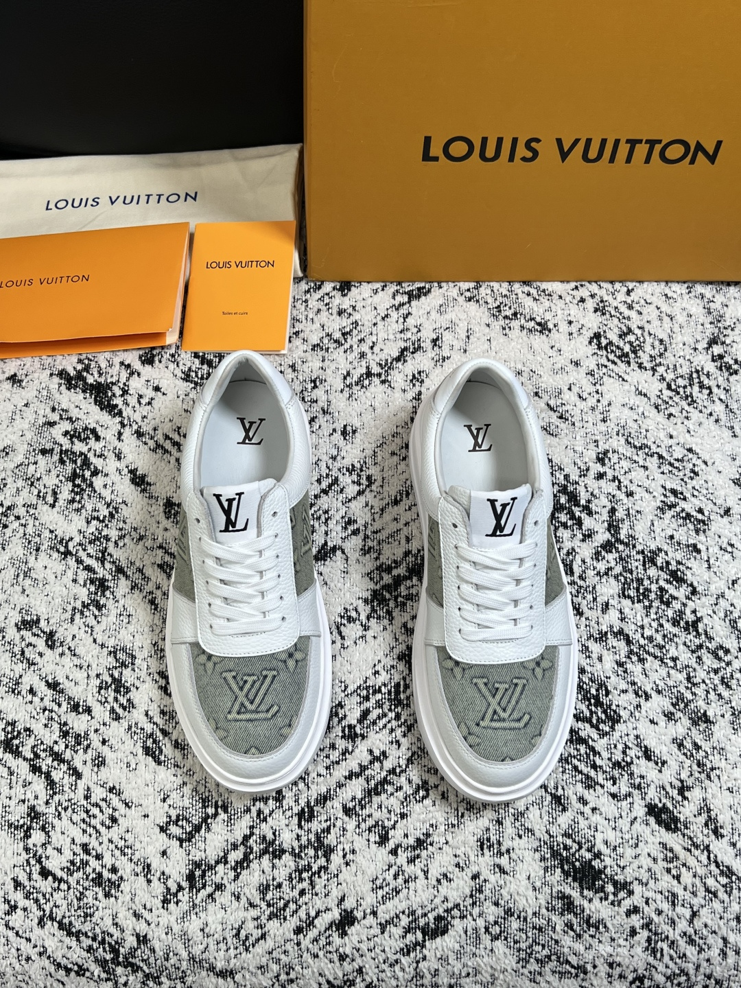Lv  高品质  顶级工艺品  路易威登，运动板鞋专柜同步，鞋面意大利进口，高品质拼接缤纷色彩复杂工艺品，进口牛皮里垫柔