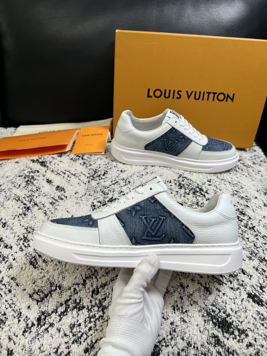 Lv  高品质  顶级工艺品  路易威登，运动板鞋专柜同步，鞋面意大利进口，高品质拼接缤纷色彩复杂工艺品，进口牛皮里垫柔