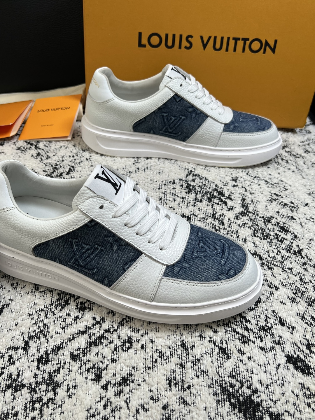 Lv  高品质  顶级工艺品  路易威登，运动板鞋专柜同步，鞋面意大利进口，高品质拼接缤纷色彩复杂工艺品，进口牛皮里垫柔