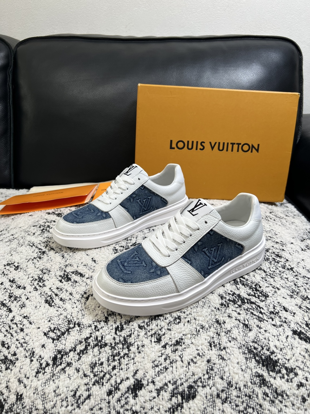 Lv  高品质  顶级工艺品  路易威登，运动板鞋专柜同步，鞋面意大利进口，高品质拼接缤纷色彩复杂工艺品，进口牛皮里垫柔