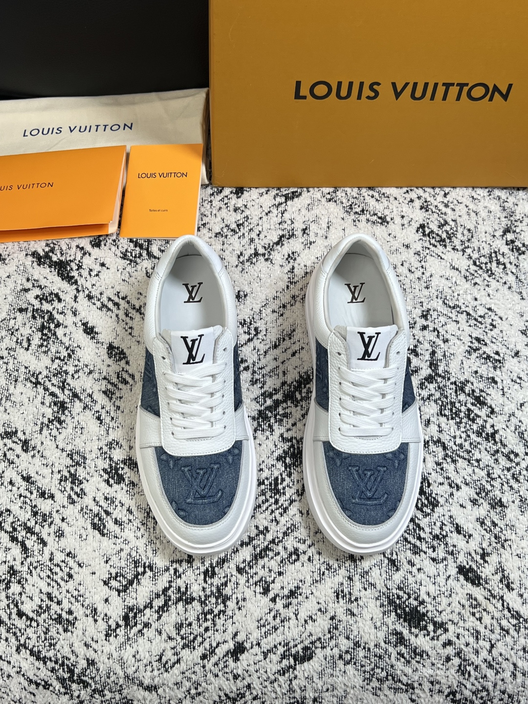 Lv  高品质  顶级工艺品  路易威登，运动板鞋专柜同步，鞋面意大利进口，高品质拼接缤纷色彩复杂工艺品，进口牛皮里垫柔