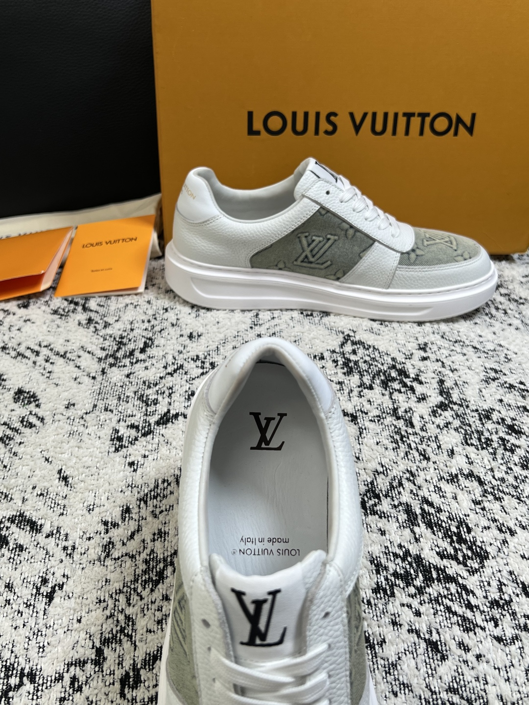 Lv  高品质  顶级工艺品  路易威登，运动板鞋专柜同步，鞋面意大利进口，高品质拼接缤纷色彩复杂工艺品，进口牛皮里垫柔