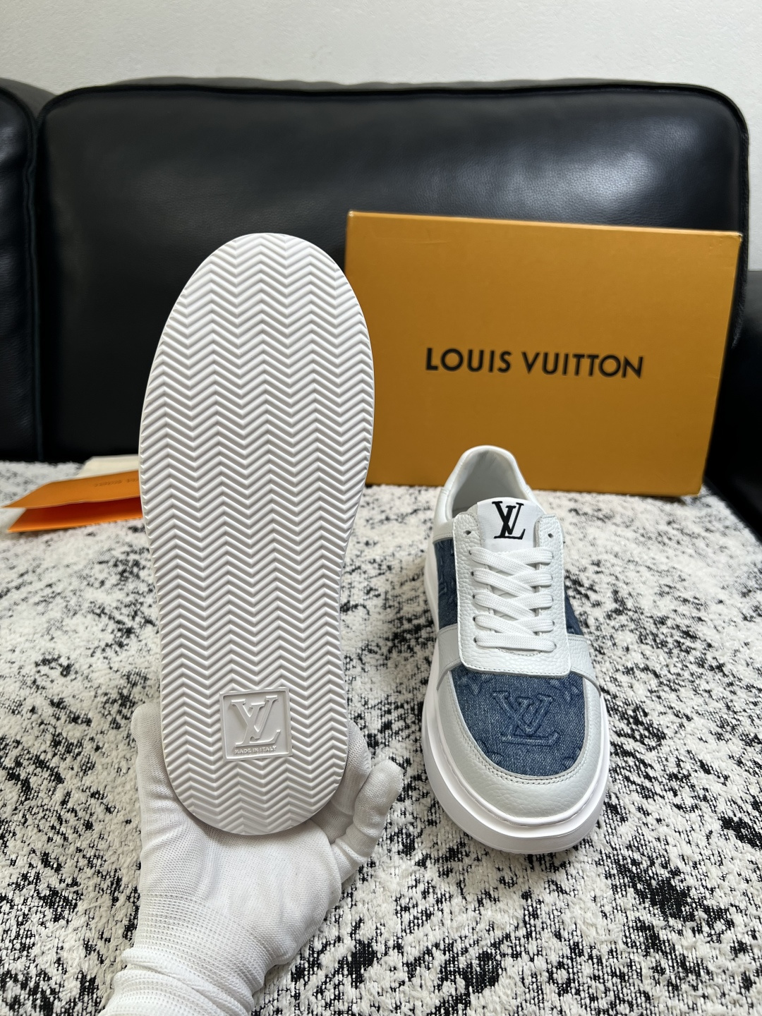 Lv  高品质  顶级工艺品  路易威登，运动板鞋专柜同步，鞋面意大利进口，高品质拼接缤纷色彩复杂工艺品，进口牛皮里垫柔
