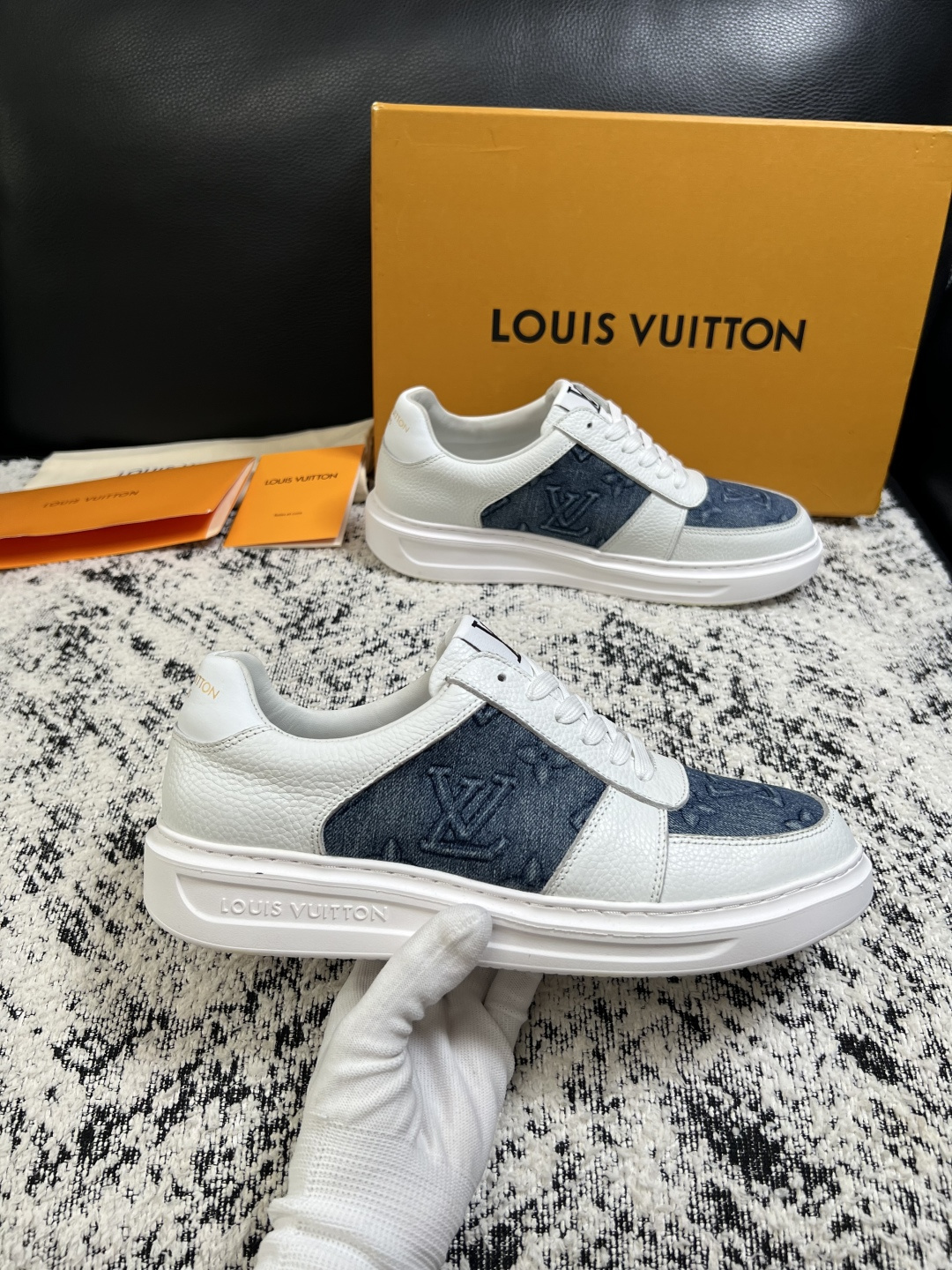 Lv  高品质  顶级工艺品  路易威登，运动板鞋专柜同步，鞋面意大利进口，高品质拼接缤纷色彩复杂工艺品，进口牛皮里垫柔