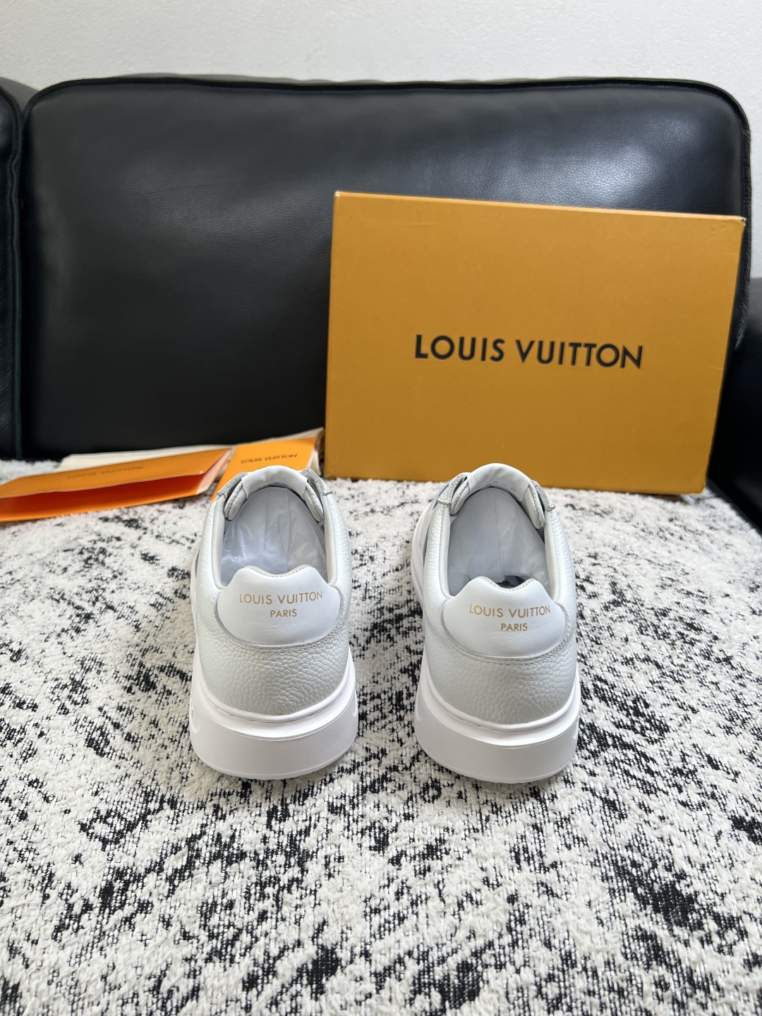 Lv  高品质  顶级工艺品  路易威登，运动板鞋专柜同步，鞋面意大利进口，高品质拼接缤纷色彩复杂工艺品，进口牛皮里垫柔