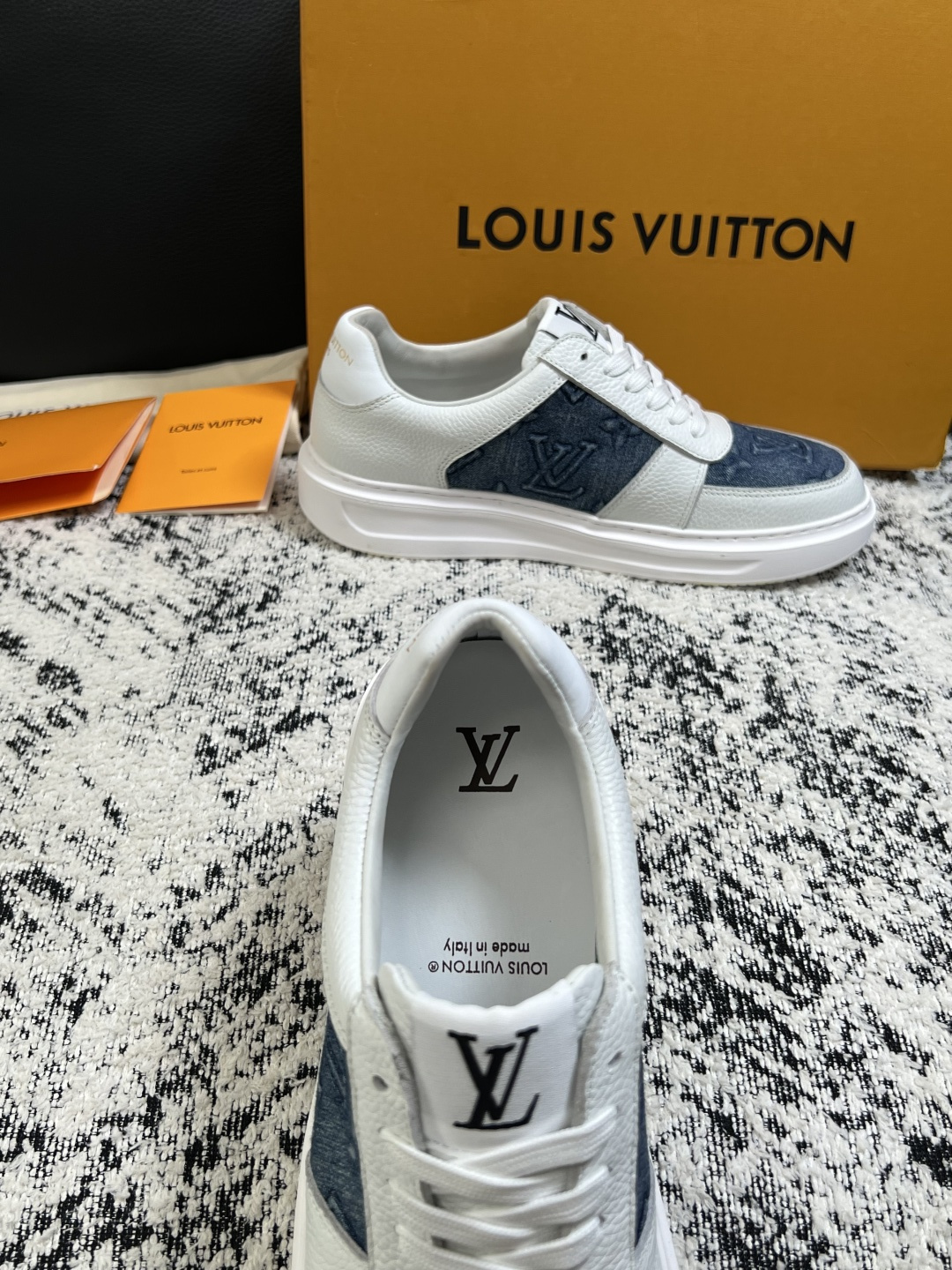 Lv  高品质  顶级工艺品  路易威登，运动板鞋专柜同步，鞋面意大利进口，高品质拼接缤纷色彩复杂工艺品，进口牛皮里垫柔