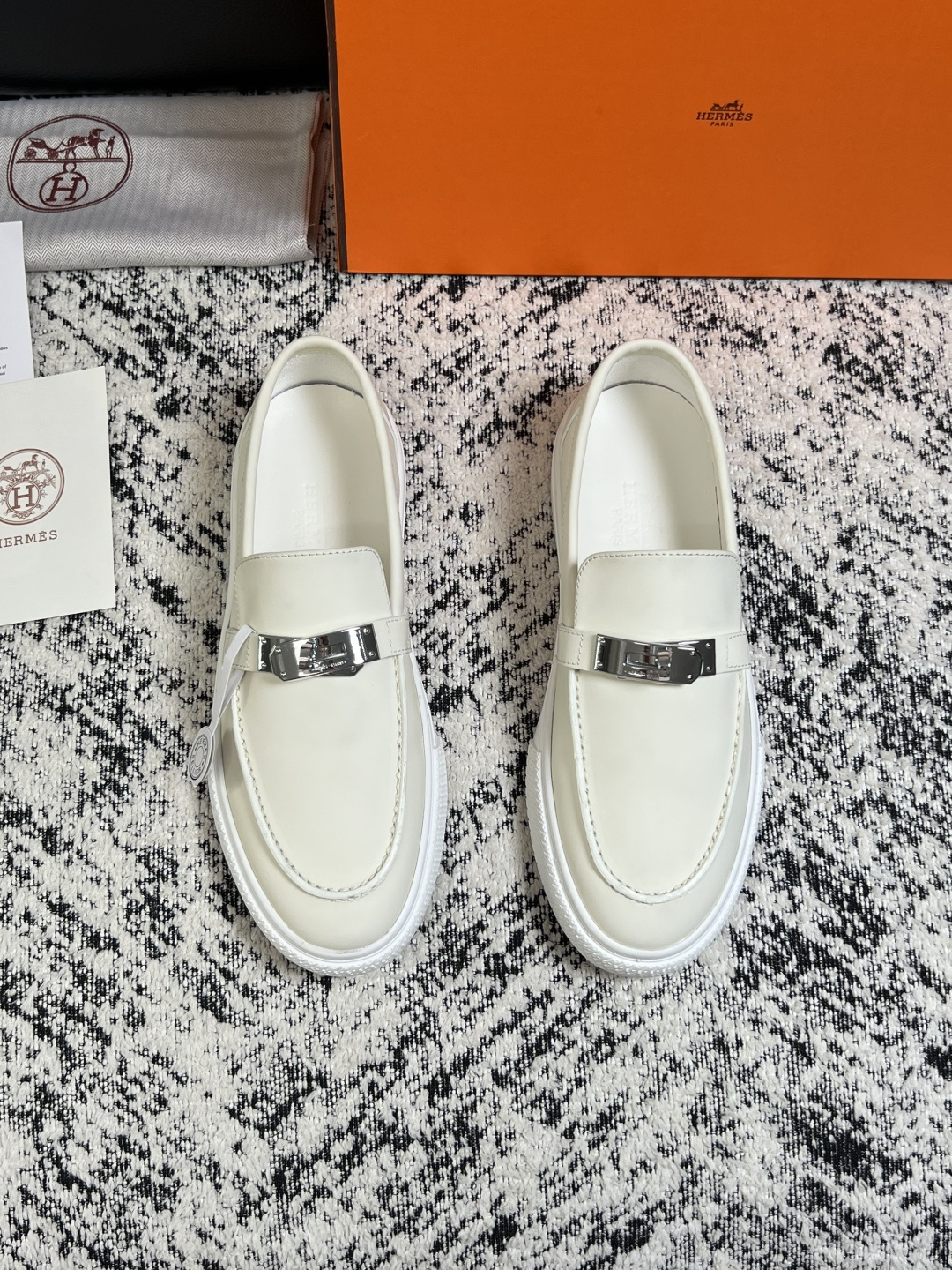 Hermes  高品质  顶级工艺品  爱马仕 专柜同步发售原厂配置，意大利进口原版牛皮面料，高品质拼接工艺，全进口水染