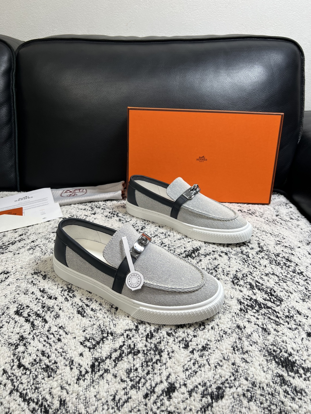NO:930156,Hermes high-quality top handicrafts Hermès counters are simultaneously selling original factory configurations, original cowhide fabrics imported from Italy, high-quality splicing technology, fully imported water-dyed cowhide linings, original soles specially provided by the factory and super comfortable, original factory follow-up goods, code number 39-44 (customized 45), hermes, hermes, cowhide19860909Hermes 高品质 顶级工艺品 爱马仕 专柜同步发售原厂配置,意大利进口原版牛皮面料,高品质拼接工艺,全进口水染牛皮里垫,鞋底原厂特供原版底超级舒适,原厂跟单货 ,码数 39-44（ 订做 45）,,hermes,hermes,cowhide,Men's shoes