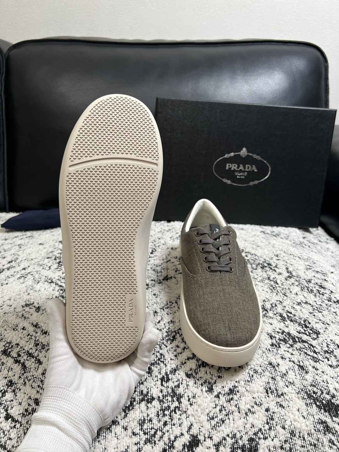 Prada  高品质  顶级工艺品，普拉达 专柜同步，原厂配置意大利进口牛皮拼布面料，进口牛皮内里垫，透气舒适，鞋底：原
