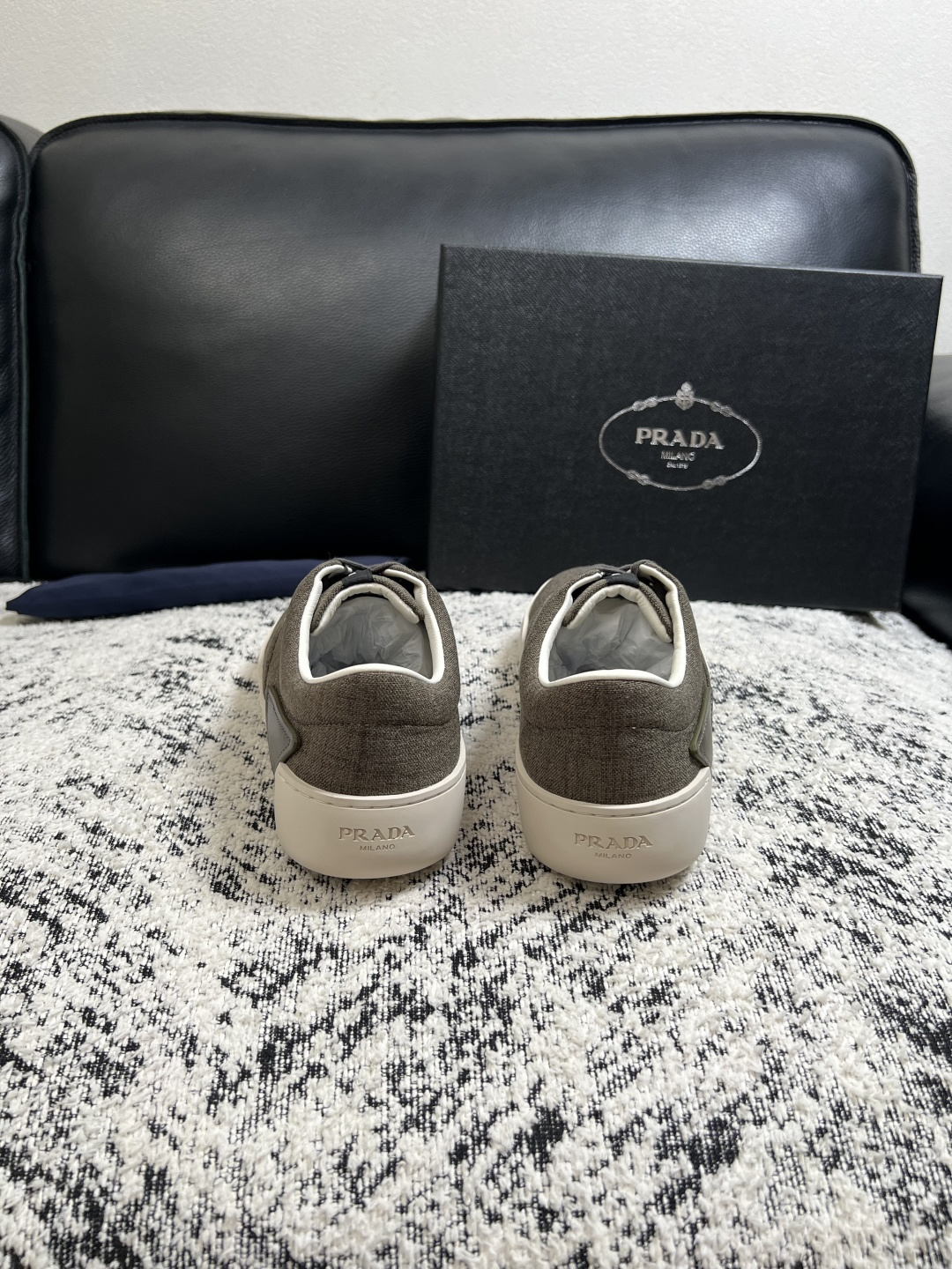 Prada  高品质  顶级工艺品，普拉达 专柜同步，原厂配置意大利进口牛皮拼布面料，进口牛皮内里垫，透气舒适，鞋底：原
