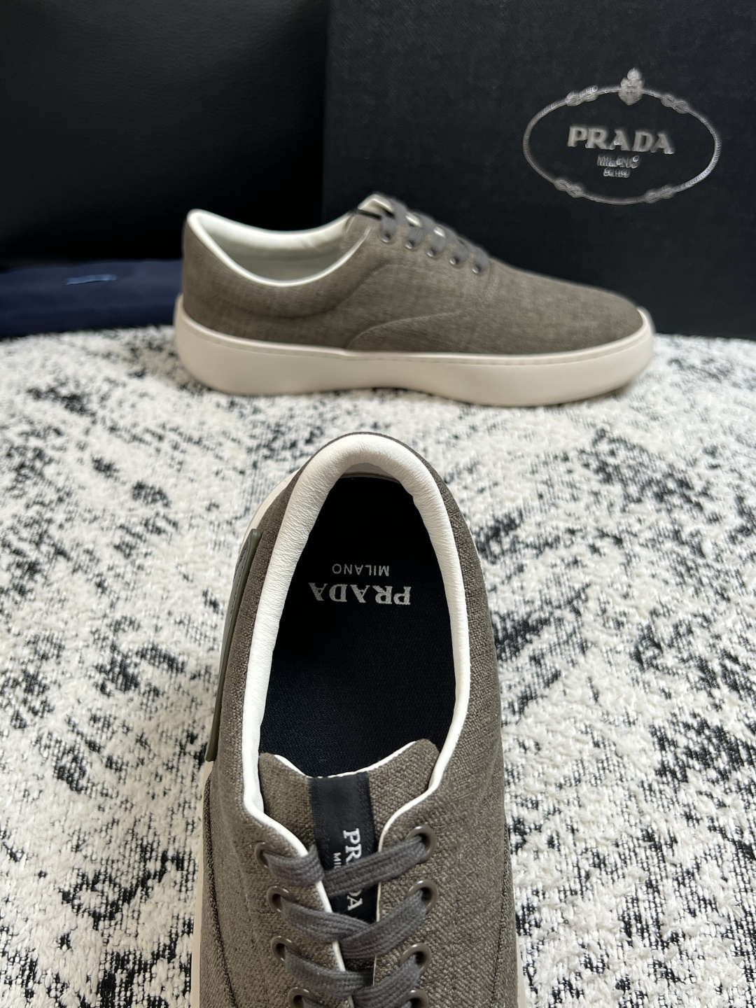 Prada  高品质  顶级工艺品，普拉达 专柜同步，原厂配置意大利进口牛皮拼布面料，进口牛皮内里垫，透气舒适，鞋底：原