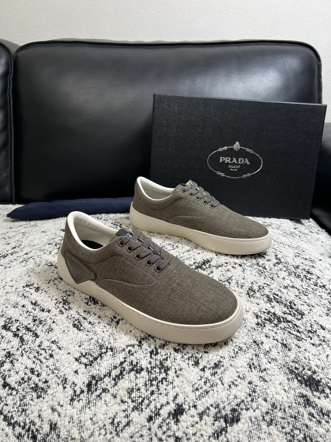 Prada 高品质 顶级工艺品,普拉达 专柜同步,原厂配置意大利进口牛皮拼布面料,进口牛皮内里垫,透气舒适,鞋底:原 Prada 高品质 顶级工艺品,普拉达 专柜同步,原厂配置意大利进口牛皮拼布面料,进口牛皮内里垫,透气舒适,鞋底:原