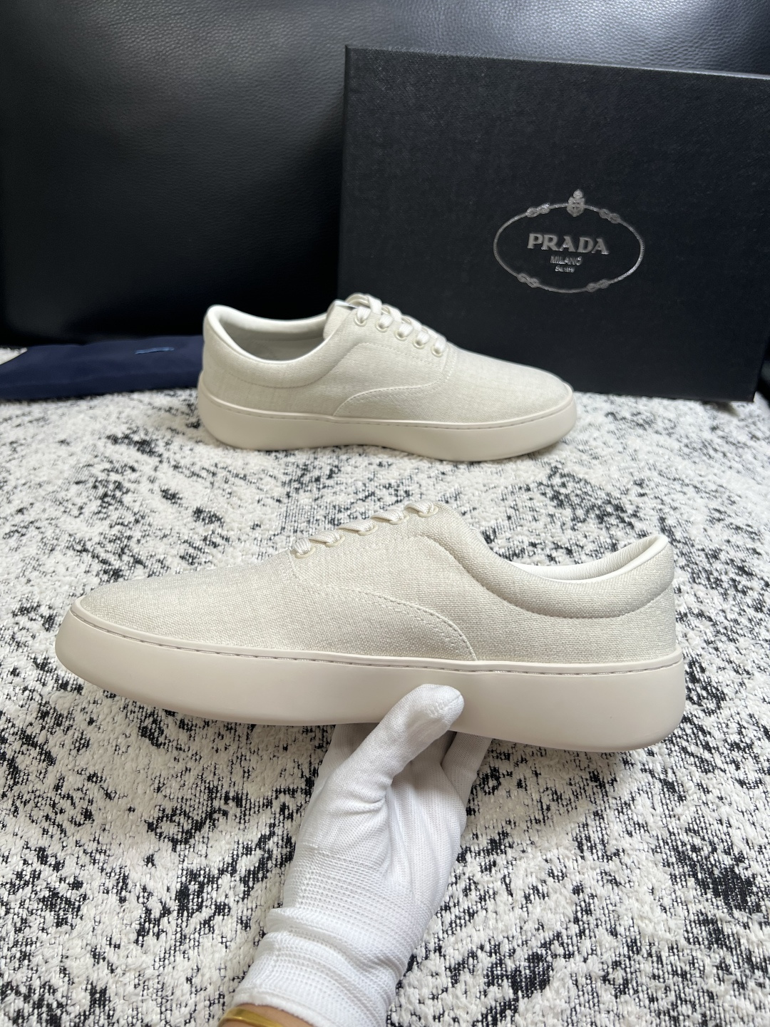 Prada  高品质  顶级工艺品，普拉达 专柜同步，原厂配置意大利进口牛皮拼布面料，进口牛皮内里垫，透气舒适，鞋底：原