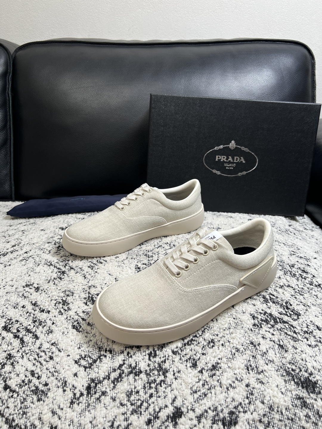 Prada  高品质  顶级工艺品，普拉达 专柜同步，原厂配置意大利进口牛皮拼布面料，进口牛皮内里垫，透气舒适，鞋底：原