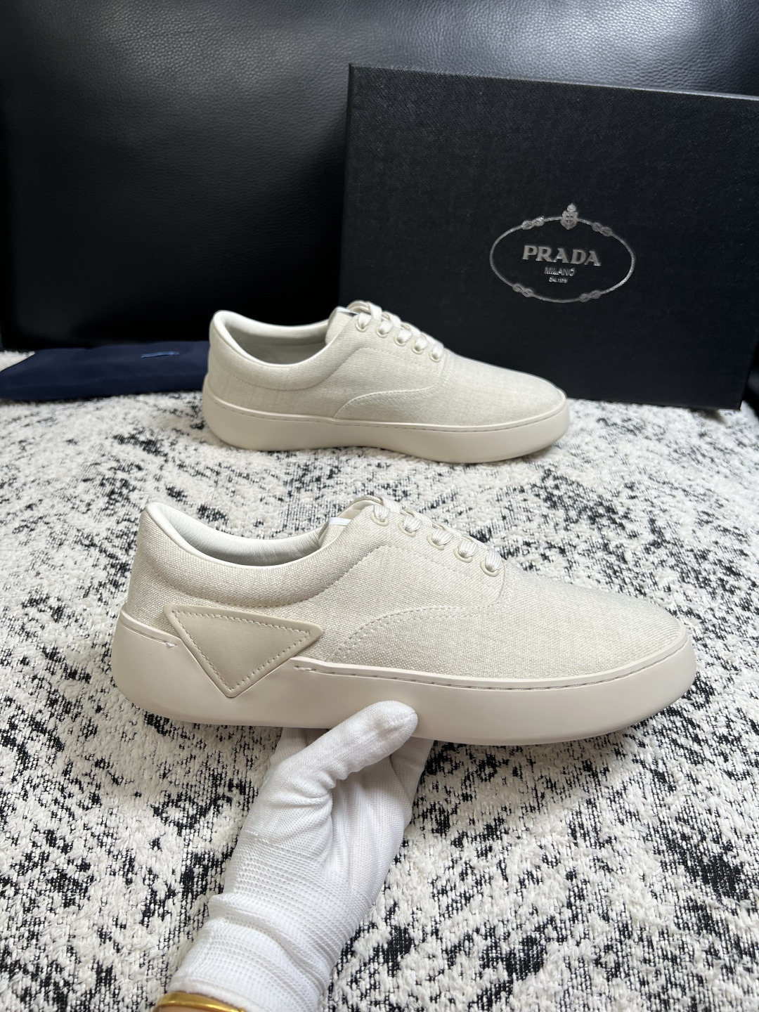 Prada  高品质  顶级工艺品，普拉达 专柜同步，原厂配置意大利进口牛皮拼布面料，进口牛皮内里垫，透气舒适，鞋底：原