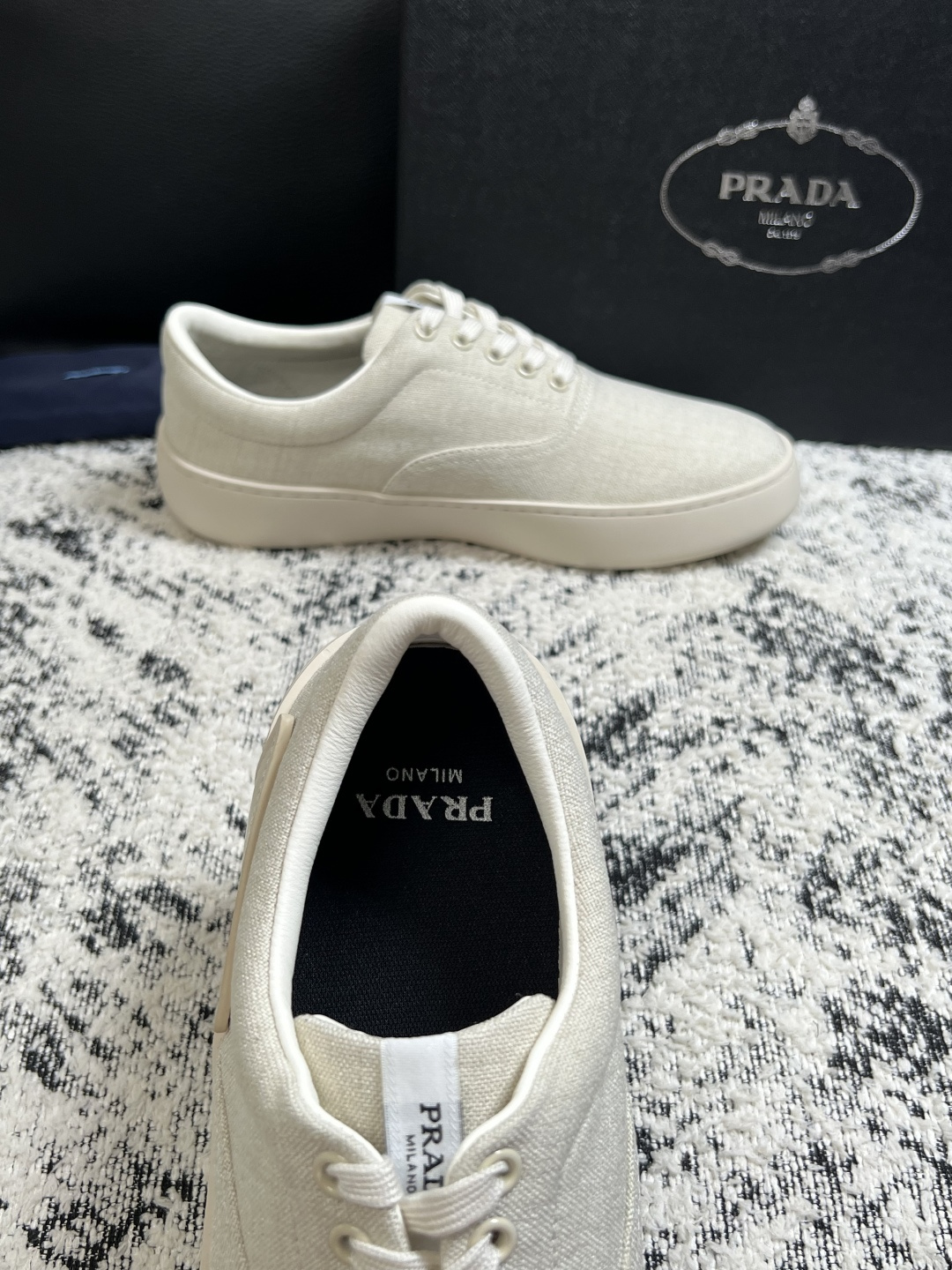 Prada  高品质  顶级工艺品，普拉达 专柜同步，原厂配置意大利进口牛皮拼布面料，进口牛皮内里垫，透气舒适，鞋底：原