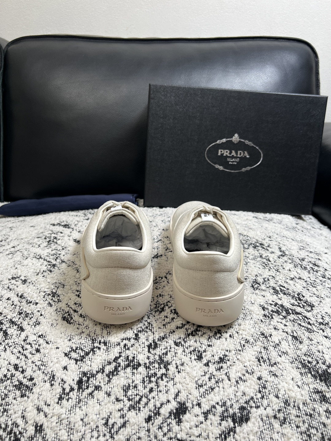 Prada  高品质  顶级工艺品，普拉达 专柜同步，原厂配置意大利进口牛皮拼布面料，进口牛皮内里垫，透气舒适，鞋底：原