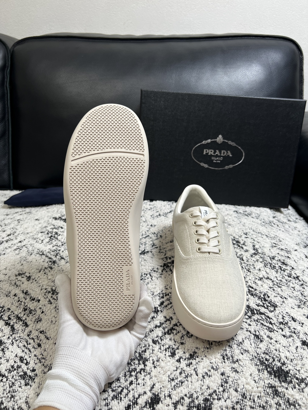 Prada  高品质  顶级工艺品，普拉达 专柜同步，原厂配置意大利进口牛皮拼布面料，进口牛皮内里垫，透气舒适，鞋底：原