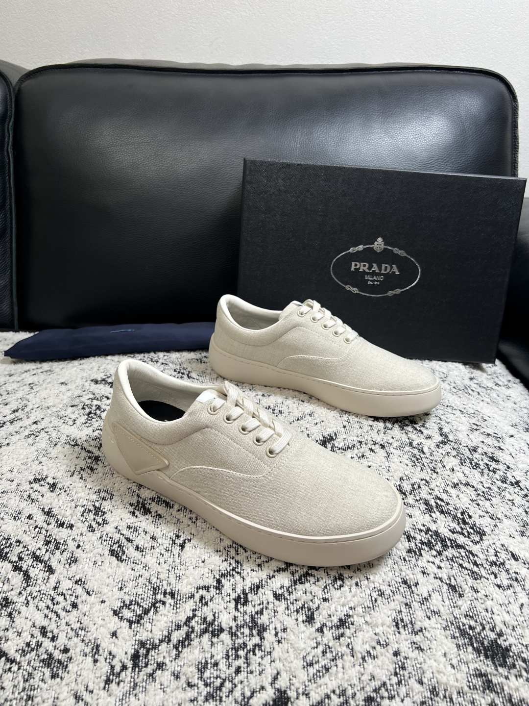 Prada 高品质 顶级工艺品,普拉达 专柜同步,原厂配置意大利进口牛皮拼布面料,进口牛皮内里垫,透气舒适,鞋底:原 Prada 高品质 顶级工艺品,普拉达 专柜同步,原厂配置意大利进口牛皮拼布面料,进口牛皮内里垫,透气舒适,鞋底:原