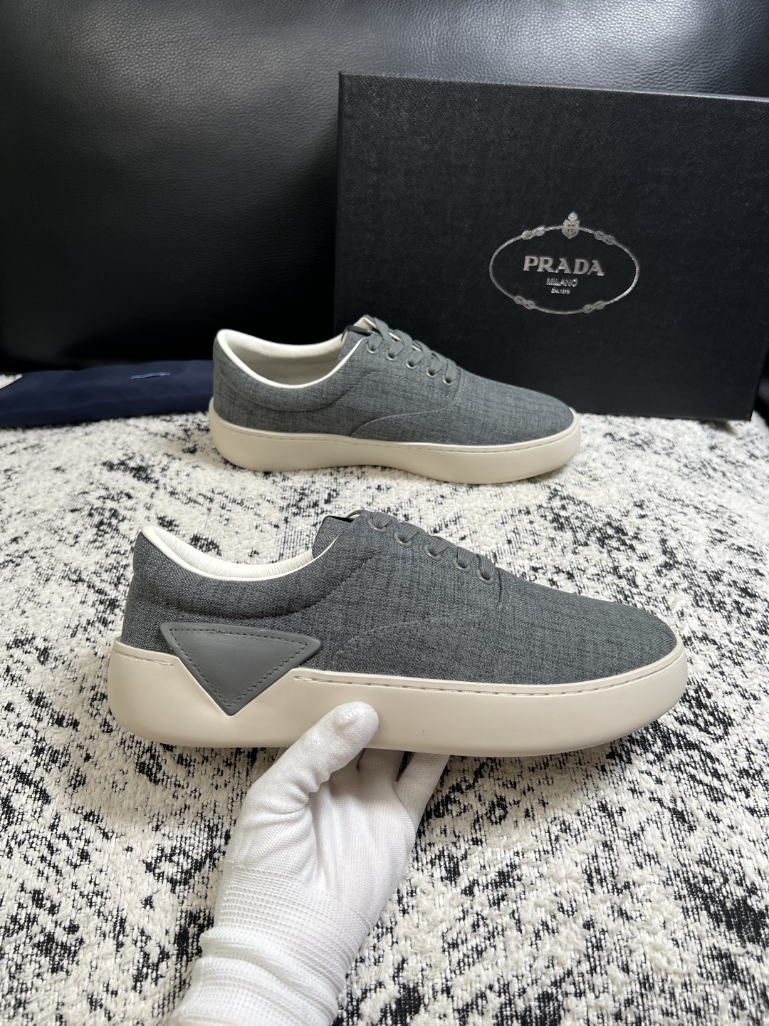 Prada  高品质  顶级工艺品，普拉达 专柜同步，原厂配置意大利进口牛皮拼布面料，进口牛皮内里垫，透气舒适，鞋底：原