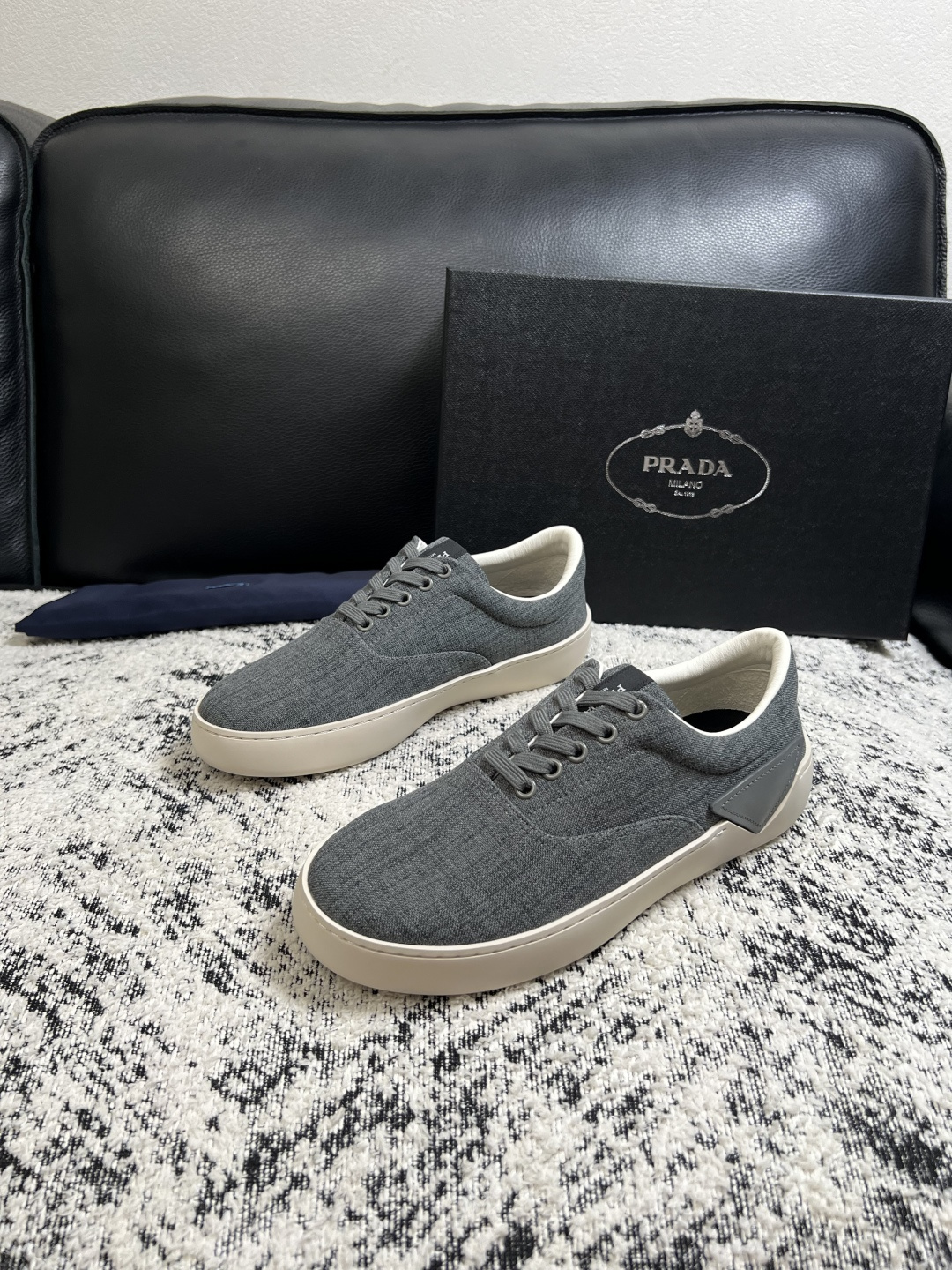 Prada  高品质  顶级工艺品，普拉达 专柜同步，原厂配置意大利进口牛皮拼布面料，进口牛皮内里垫，透气舒适，鞋底：原
