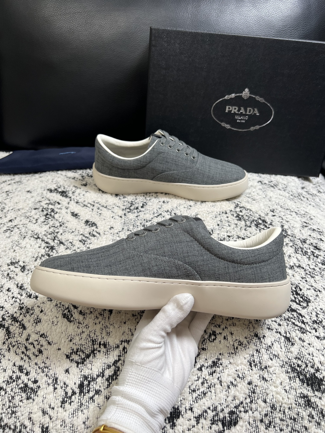 Prada  高品质  顶级工艺品，普拉达 专柜同步，原厂配置意大利进口牛皮拼布面料，进口牛皮内里垫，透气舒适，鞋底：原