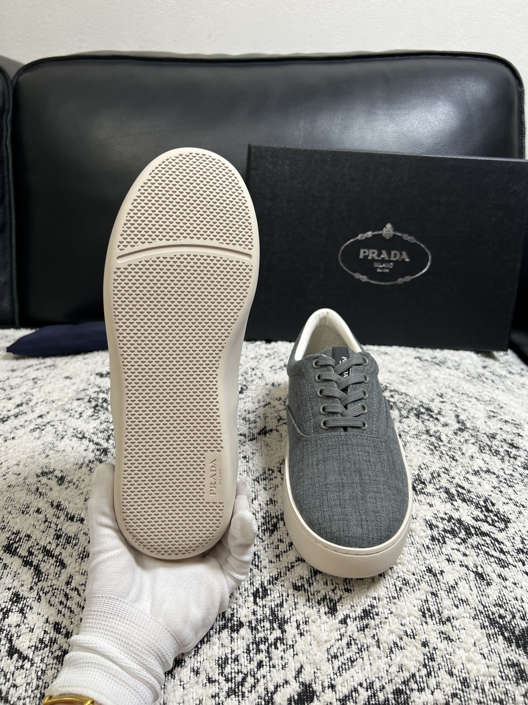Prada  高品质  顶级工艺品，普拉达 专柜同步，原厂配置意大利进口牛皮拼布面料，进口牛皮内里垫，透气舒适，鞋底：原