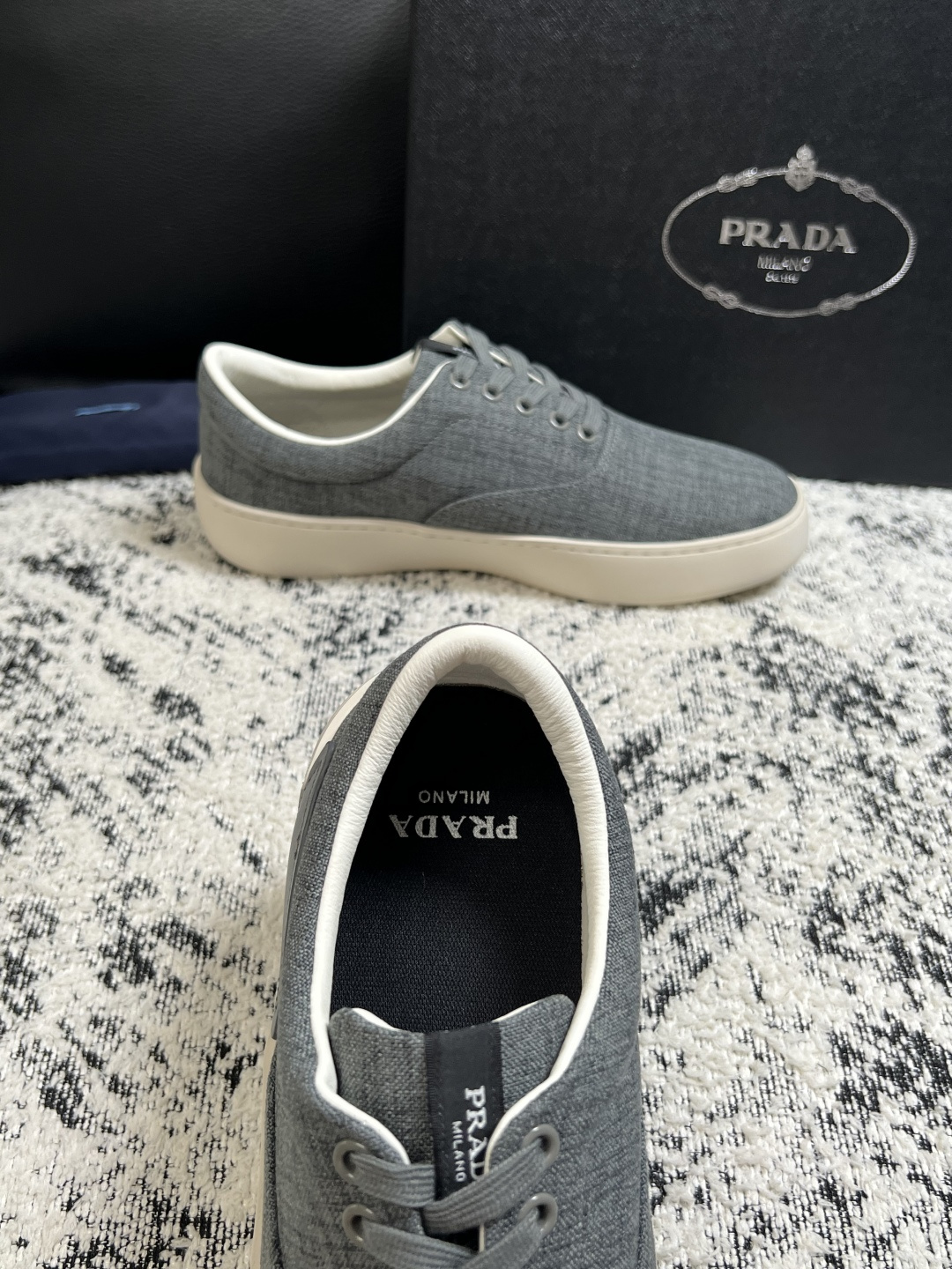 Prada  高品质  顶级工艺品，普拉达 专柜同步，原厂配置意大利进口牛皮拼布面料，进口牛皮内里垫，透气舒适，鞋底：原