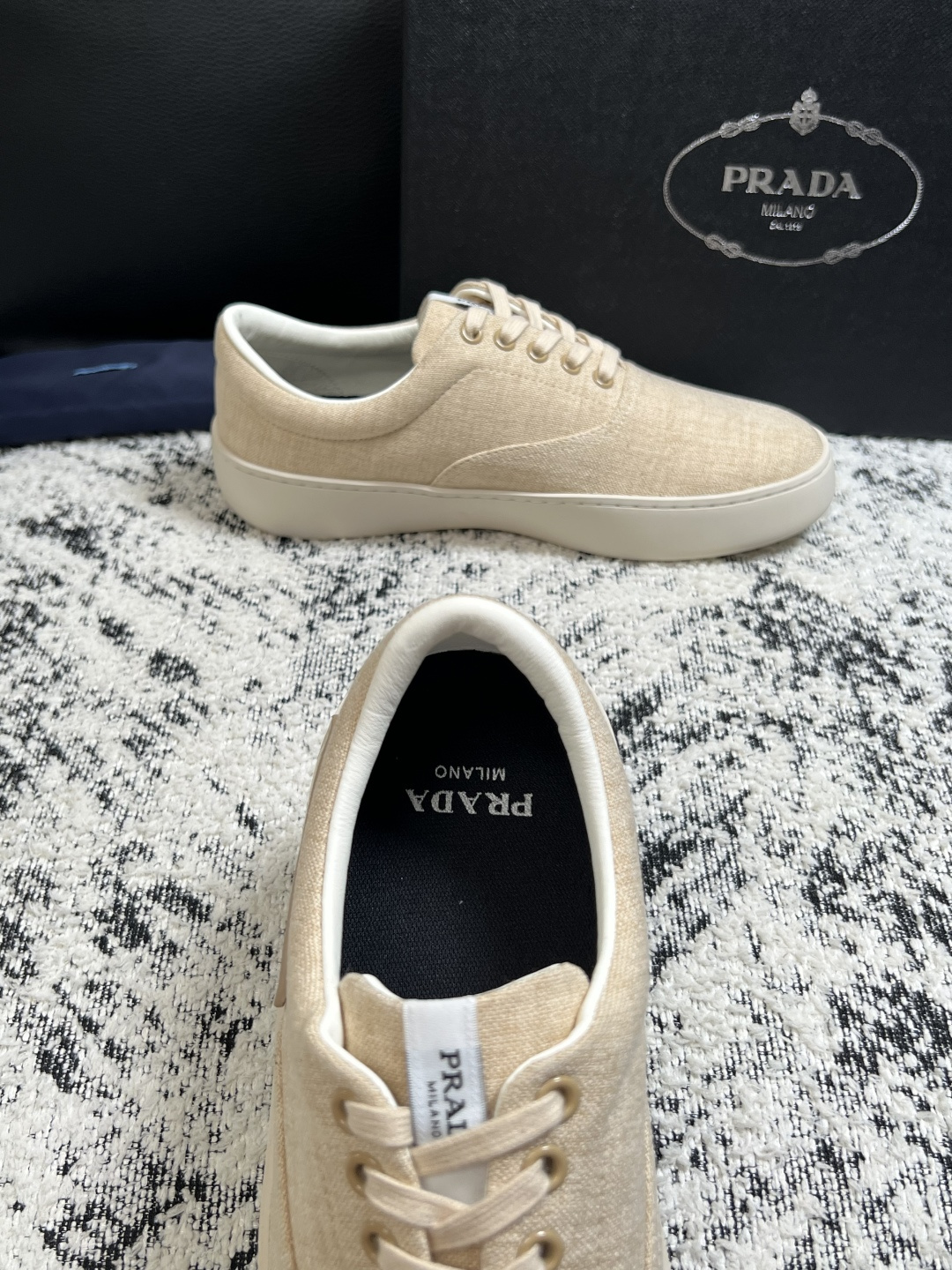 Prada  高品质  顶级工艺品，普拉达 专柜同步，原厂配置意大利进口牛皮拼布面料，进口牛皮内里垫，透气舒适，鞋底：原