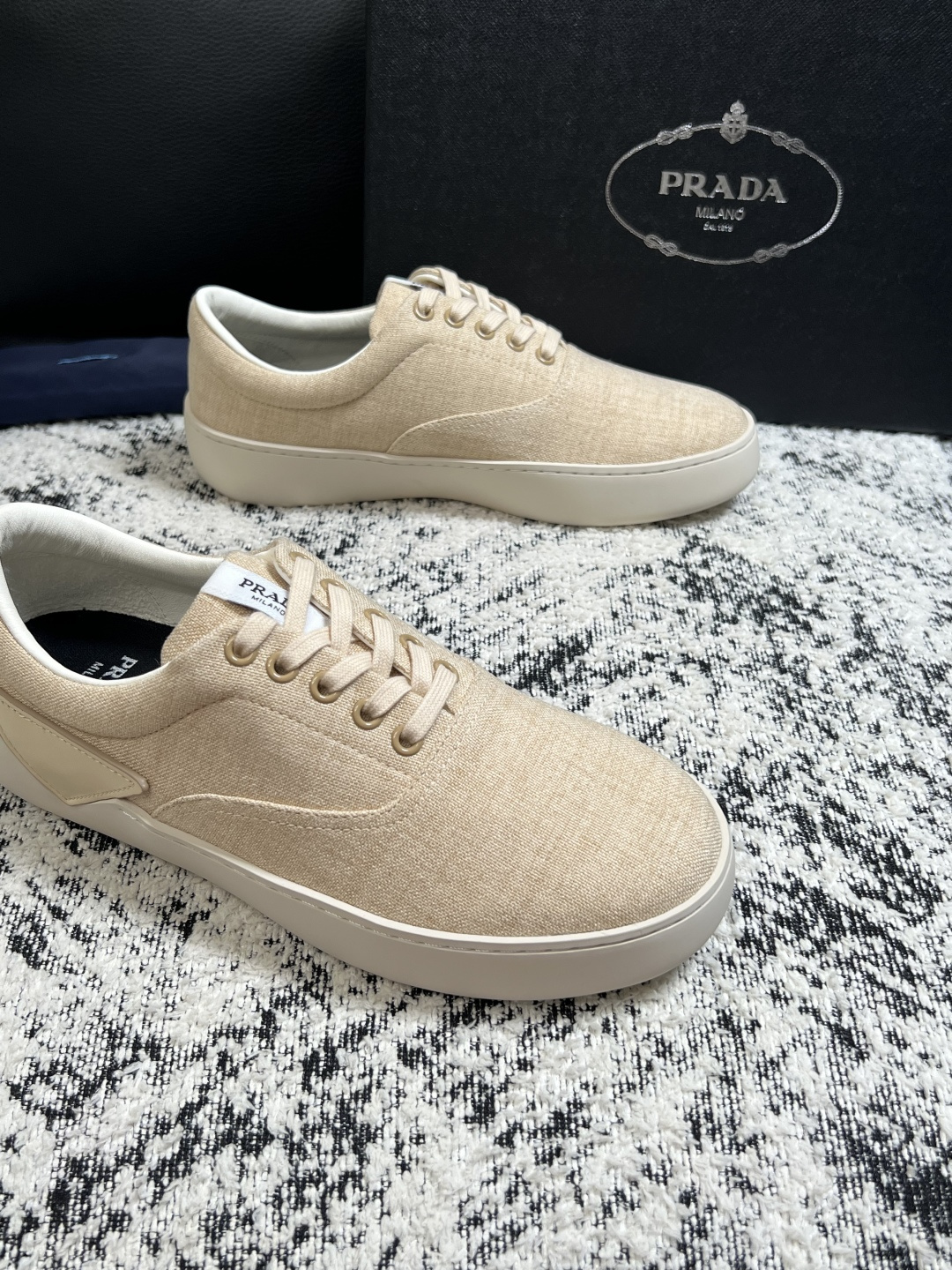 Prada  高品质  顶级工艺品，普拉达 专柜同步，原厂配置意大利进口牛皮拼布面料，进口牛皮内里垫，透气舒适，鞋底：原