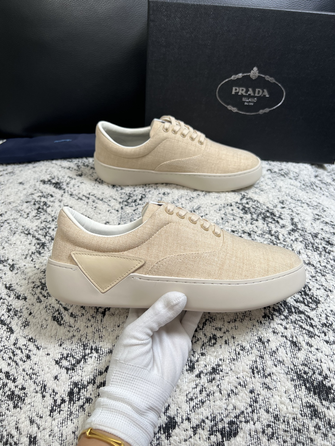 Prada  高品质  顶级工艺品，普拉达 专柜同步，原厂配置意大利进口牛皮拼布面料，进口牛皮内里垫，透气舒适，鞋底：原