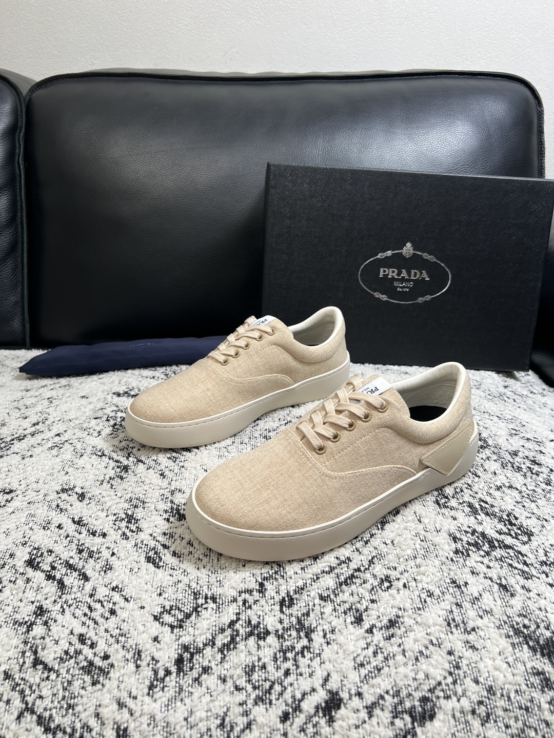 Prada  高品质  顶级工艺品，普拉达 专柜同步，原厂配置意大利进口牛皮拼布面料，进口牛皮内里垫，透气舒适，鞋底：原