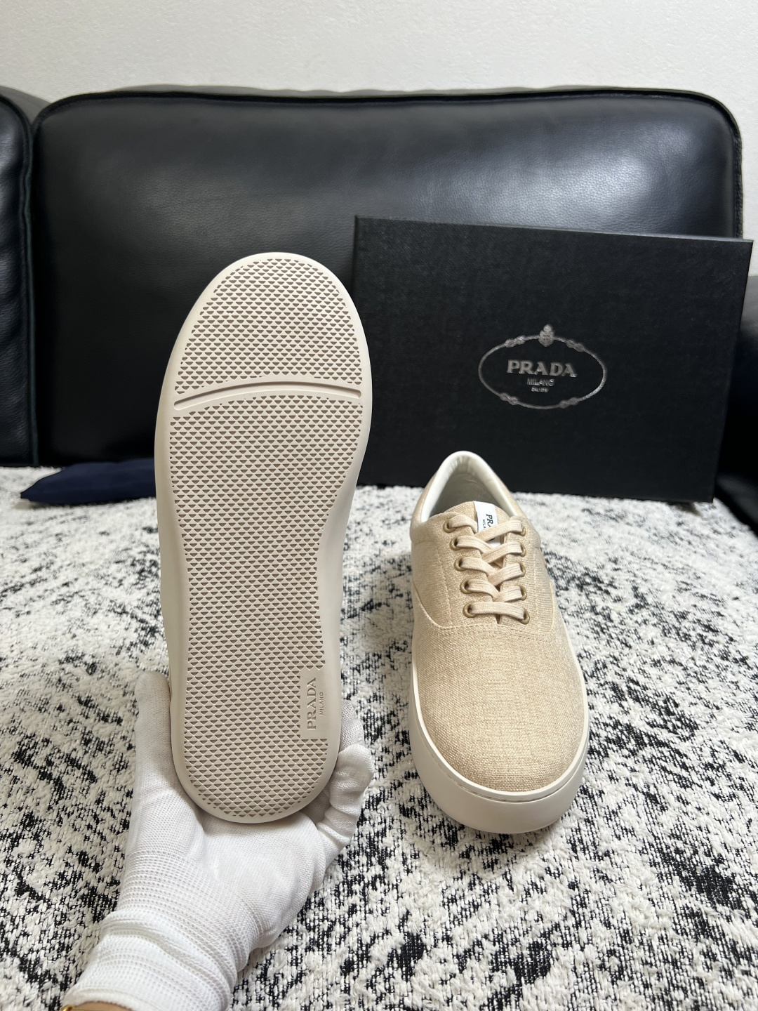 Prada  高品质  顶级工艺品，普拉达 专柜同步，原厂配置意大利进口牛皮拼布面料，进口牛皮内里垫，透气舒适，鞋底：原