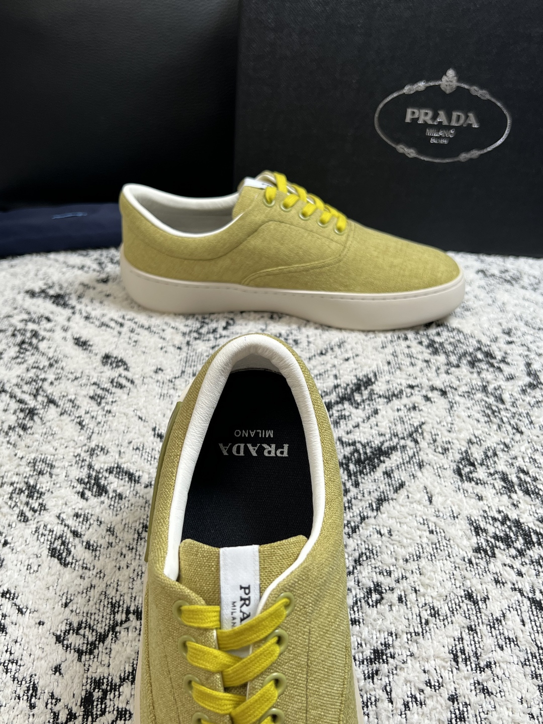 Prada  高品质  顶级工艺品，普拉达 专柜同步，原厂配置意大利进口牛皮拼布面料，进口牛皮内里垫，透气舒适，鞋底：原