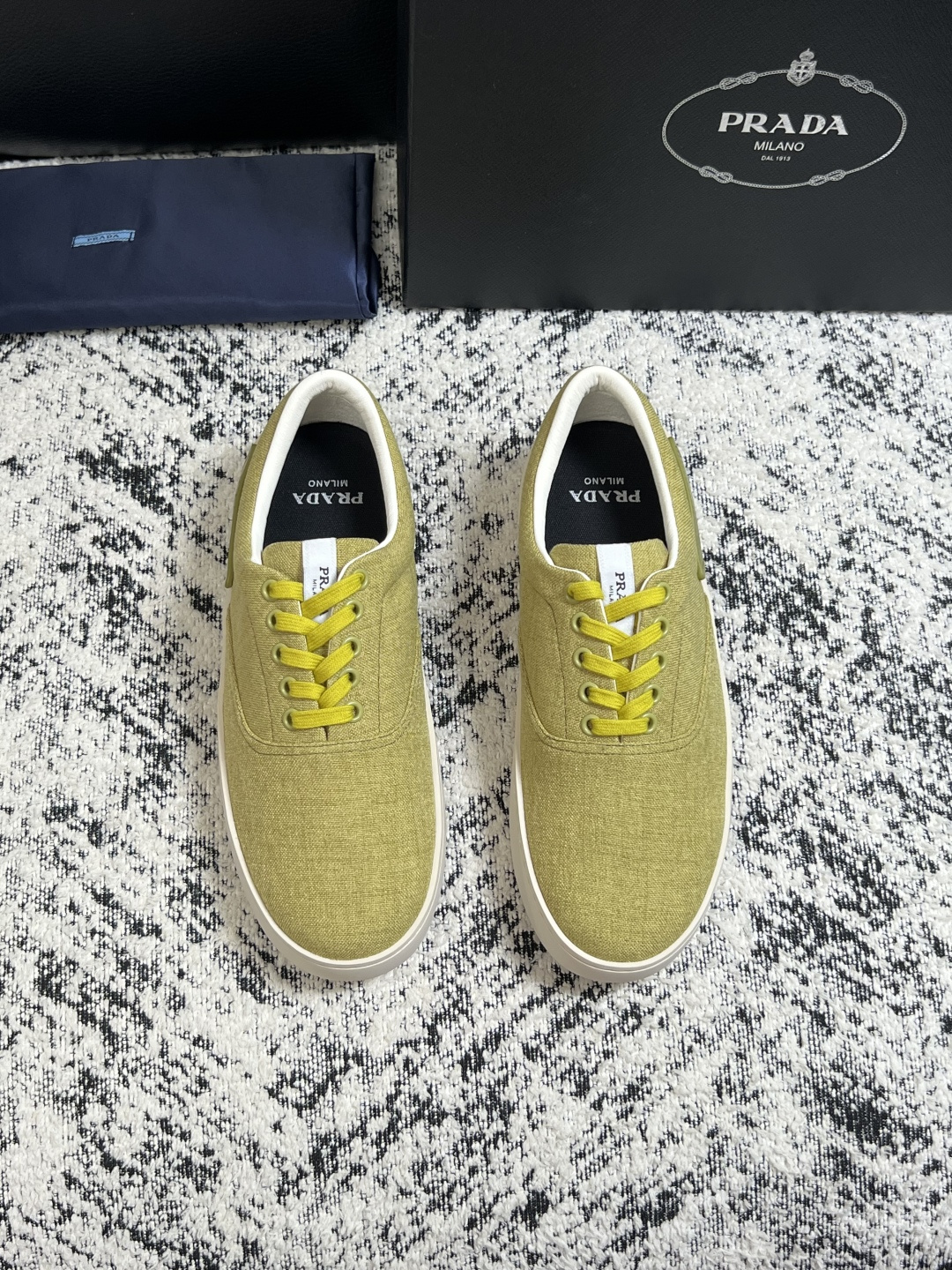 Prada  高品质  顶级工艺品，普拉达 专柜同步，原厂配置意大利进口牛皮拼布面料，进口牛皮内里垫，透气舒适，鞋底：原