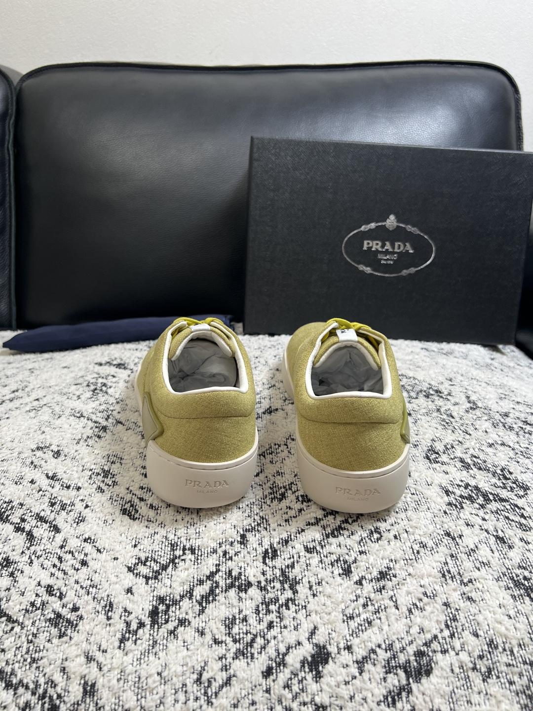 Prada  高品质  顶级工艺品，普拉达 专柜同步，原厂配置意大利进口牛皮拼布面料，进口牛皮内里垫，透气舒适，鞋底：原